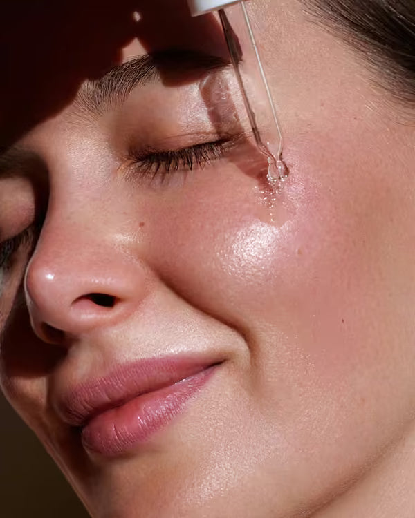 Aplicación de serum en el rostro
