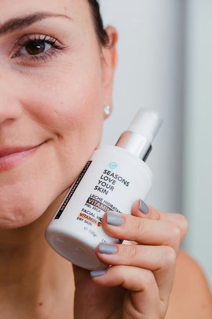 Crema hidratante facial Seasons en las manos